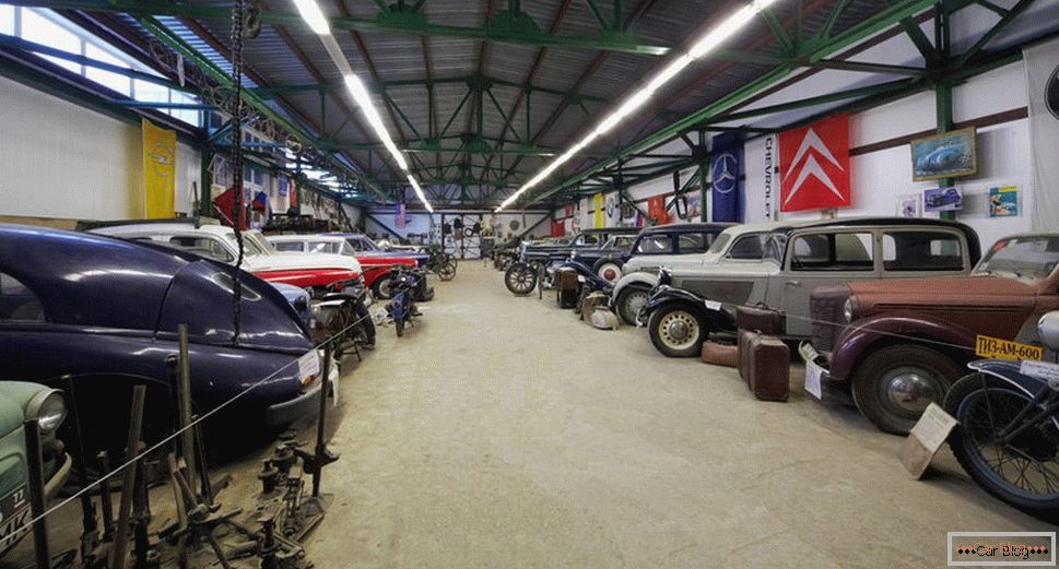 Музей на реколта автомобили и мотоциклети Ломаковски