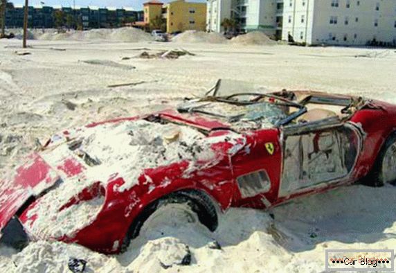 Ferrari 250 Spyder, покрит с пясък