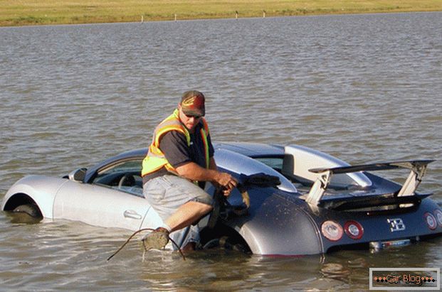Bugatti Veyron SuperSport в озере