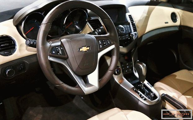 Качеството на довършителните материали и големите възможности за настройка са отличителните качества на салона на Chevrolet Cruze.