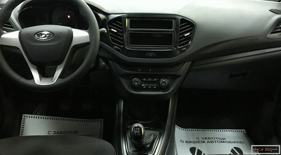 Дилеры Lada Vesta стали получать автомобиль в базовой комплектации