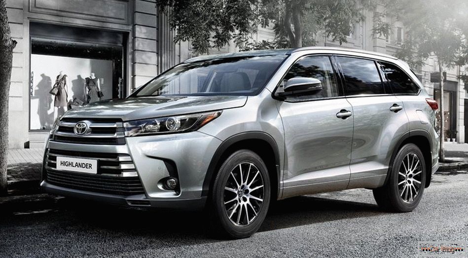 Дилеры озвучили рублевые ценники на обновленный SUV Toyota планинец