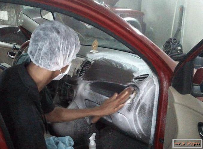 Химическо почистване на интериора на автомобила със собствените си ръце.