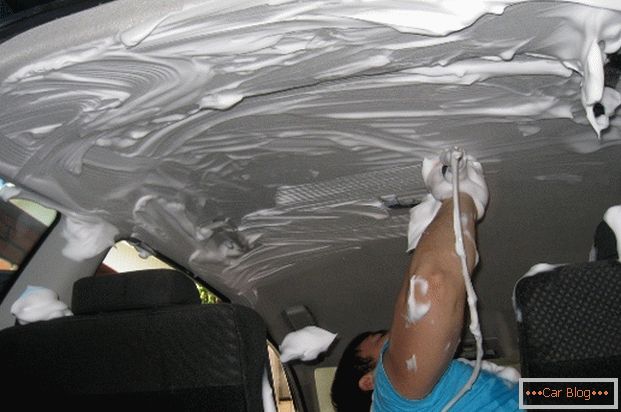 Процесът на таванен автомобил за почистване