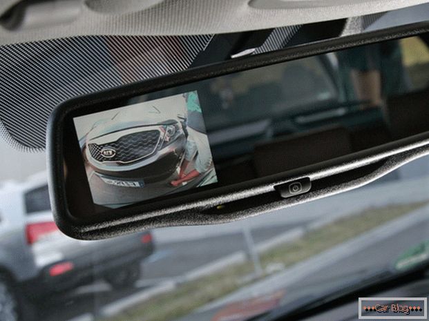 Изображението от камерата за гледане назад може да се предаде в огледалото с монитор