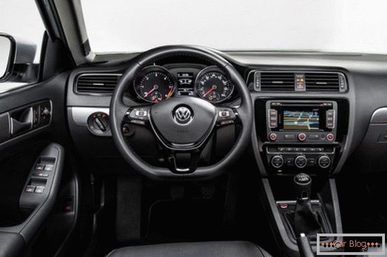 Лимузина кола Volkswagen Jetta сочетает в себе простор и комфортабельность