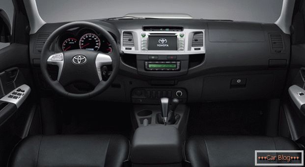 Интериорът на автомобила Toyota Hilux не може да се похвали с качествени покрития, но комфортът в кабината е най-висок