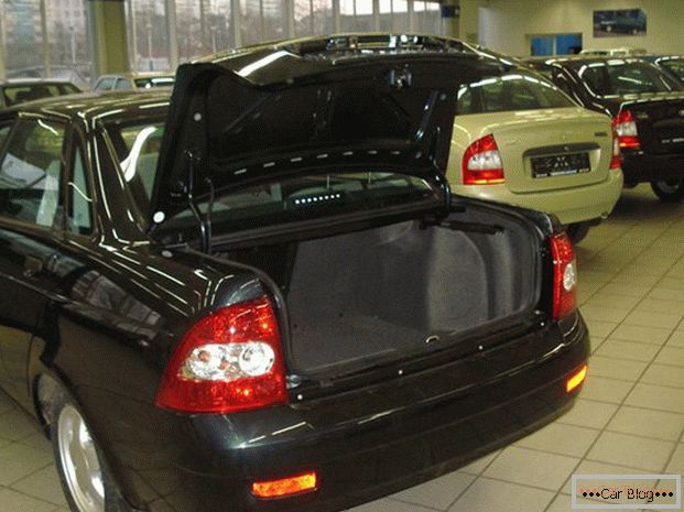 Багажникът на седана Лада Приора притежава 430 литра товари
