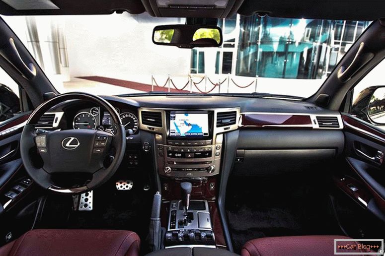Lexus LX570 автомобилен интериор