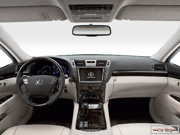 Интериорът Lexus LS и неговата акустика
