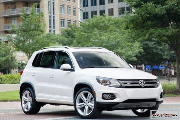 Volkswagen Tiguan със своя външен вид вдъхва увереност, че пътуването ще бъде удобно и безопасно