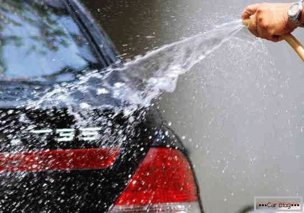 Измиване на кола с вода