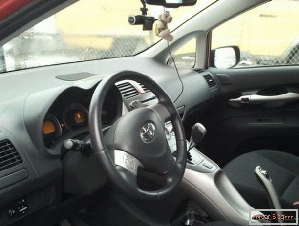 Управление на Toyota Auris