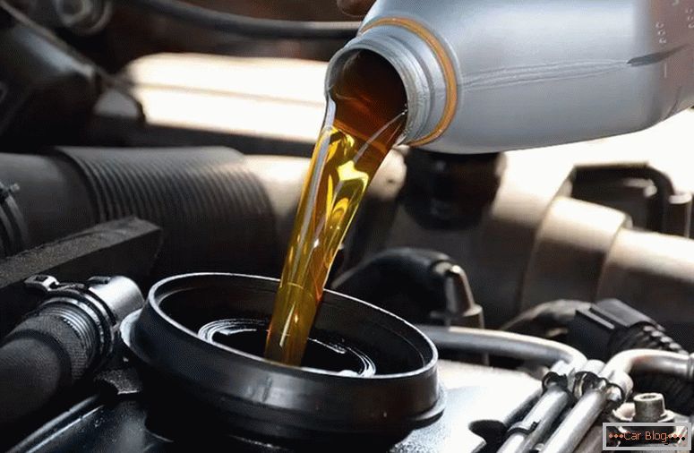 колко масло трябва да се излее в двигателя