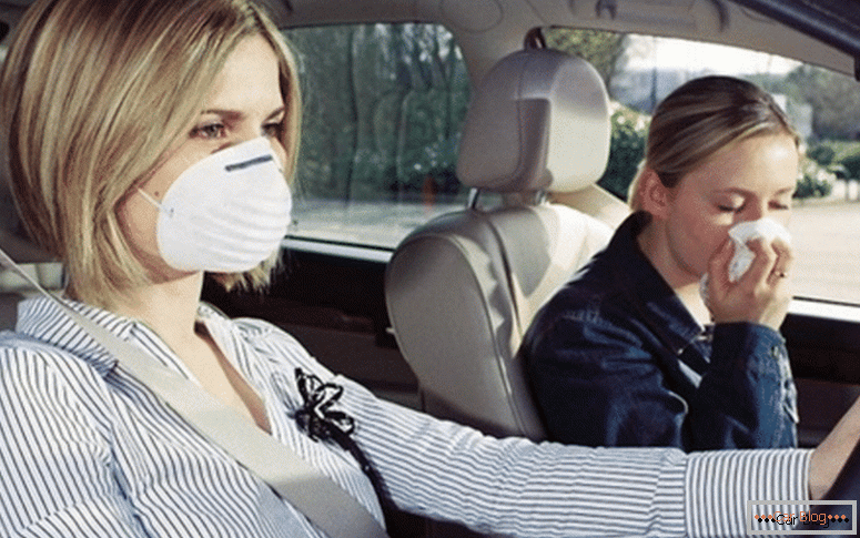 как да премахнете миризмата на газ от колата
