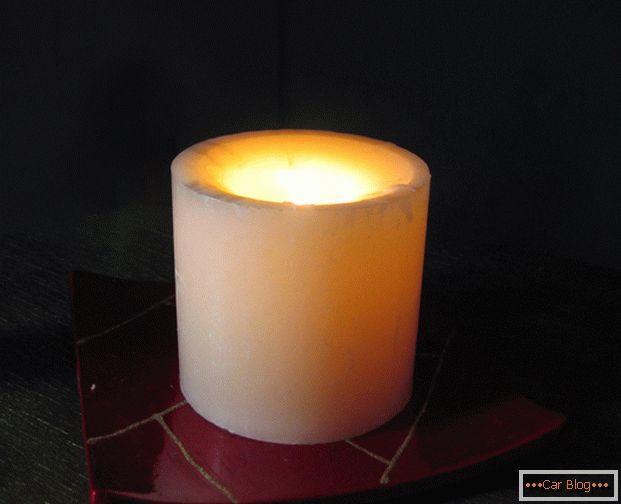 Изгарящата свещ ще ви помогне да се затоплите в застой в колата.