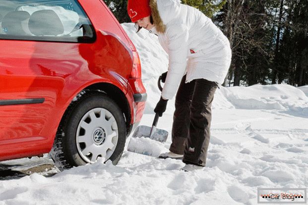 Скицирайте снега под дъното на автомобила