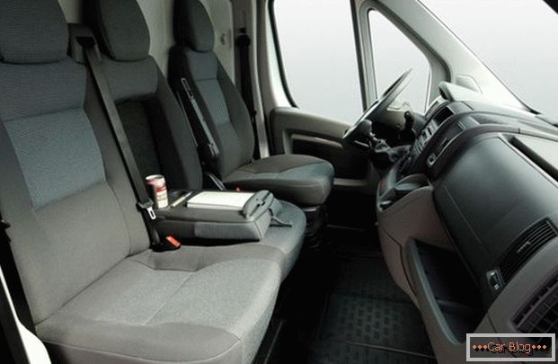 Удобни седалки в Peugeot Boxer