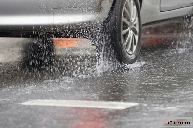 Неправилното шофиране в дъждовете увеличава разхода на гориво