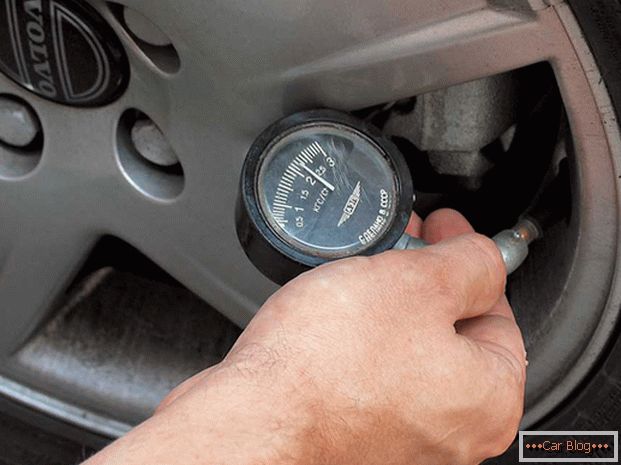 Шофирането на намалени гуми увеличава разхода на гориво