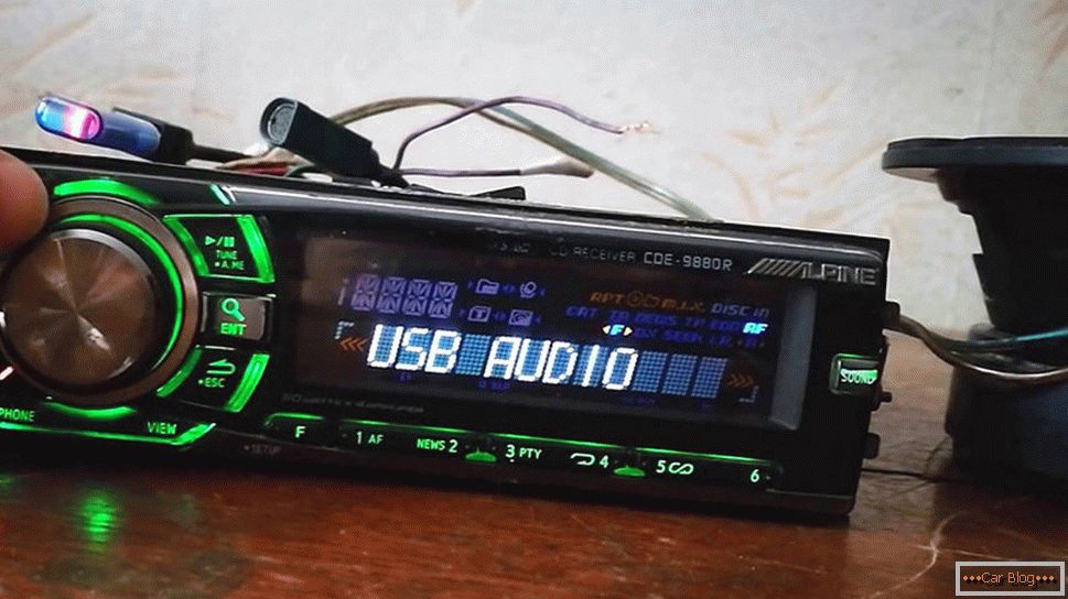 Авто радио с осветени бутони
