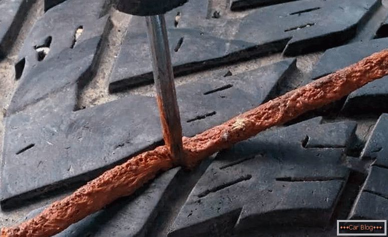 Как работи комплект за ремонт на гуми без тръби