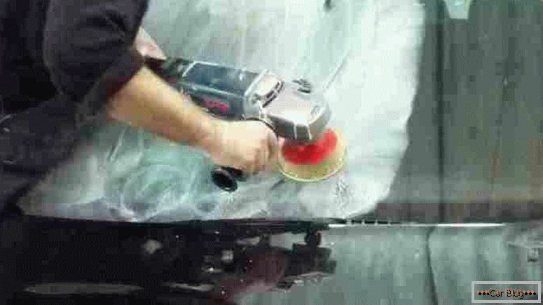 Автоматично полиране на стъкло с шлифовъчни машини и специална паста