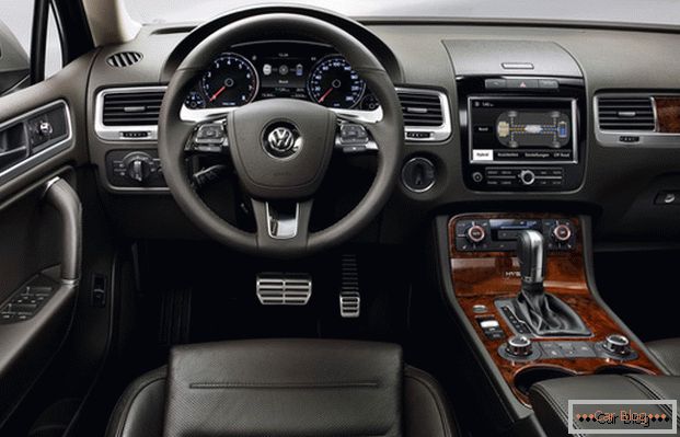 Volkswagen Touareg разполага с скъп и елегантен интериор