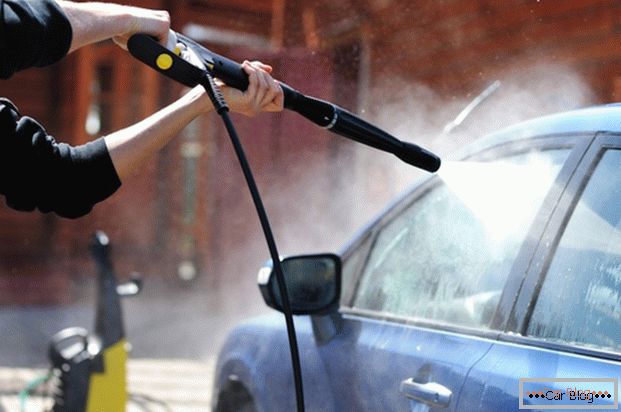 Безупречното автомивка ви позволява да направите автомобила чист без парцал