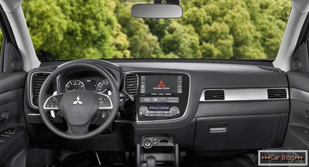 Колата на Mitsubishi Outlander ще угоди на собственика с високо ниво на подстригване