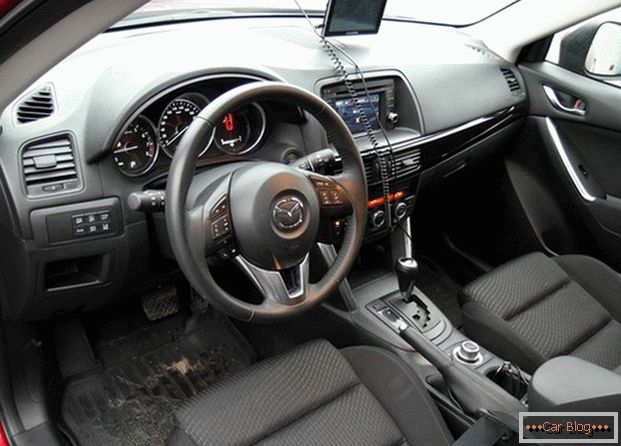 Mazda CX-5 кола, несмотря на эффектную внешность, имеет довольно невзрачный салон