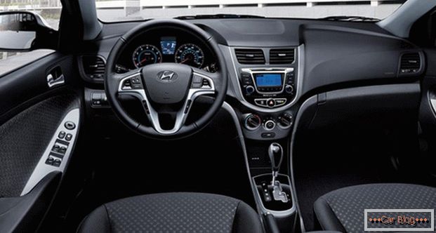 Вътре в Hyundai Accent много по-съвременни елементи