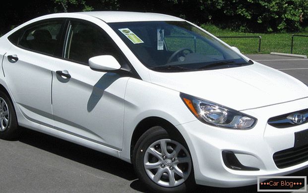 Автомобилът на Hyundai Solaris доступен в кузове седан и хэтчбек