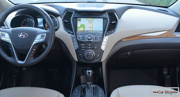 Салон автомобиля Hyundai Санта Фе отличается наличием системы масса в водительском кресле и вместительным багажником