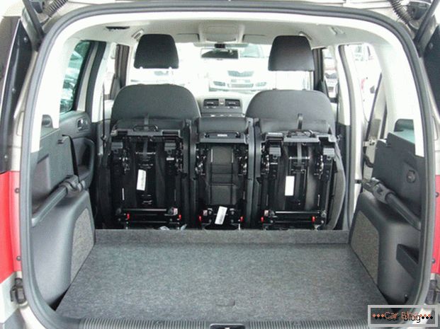 Багажникът на Шкода Йети е по-практичен по отношение на транспортирането на големи товари.