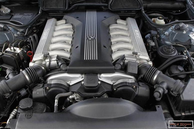 Използва се двигател BMW 7 E38
