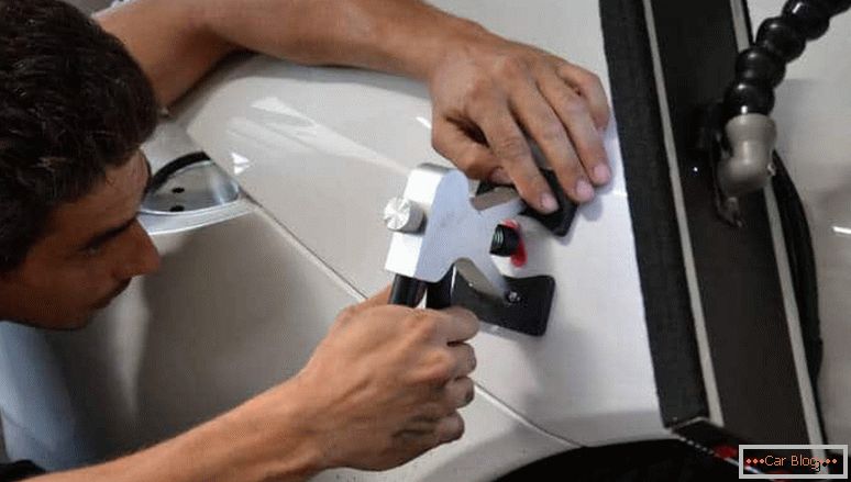 как да направите отстраняване на вдлъбнатини на колата, без да боядисвате собствените си ръце
