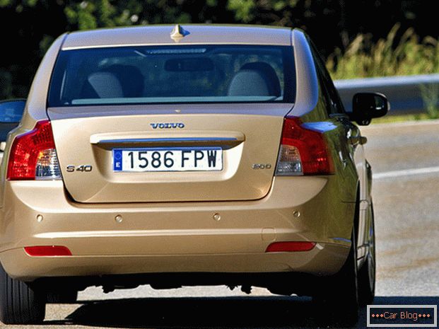 Volvo S40 автомобил: изглед отзад