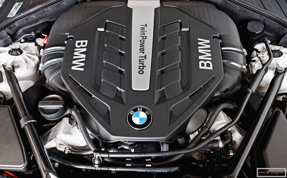 BMW 750Li двигател